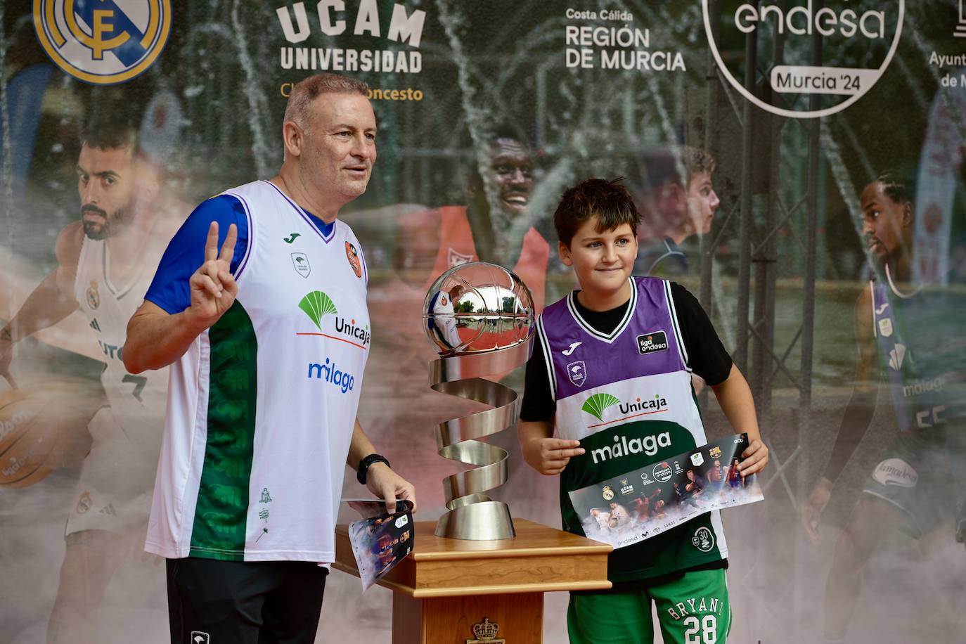 La lluvia matinal da un respiro y no impide que jóvenes y familias se &#039;empapen&#039; de baloncesto en Murcia