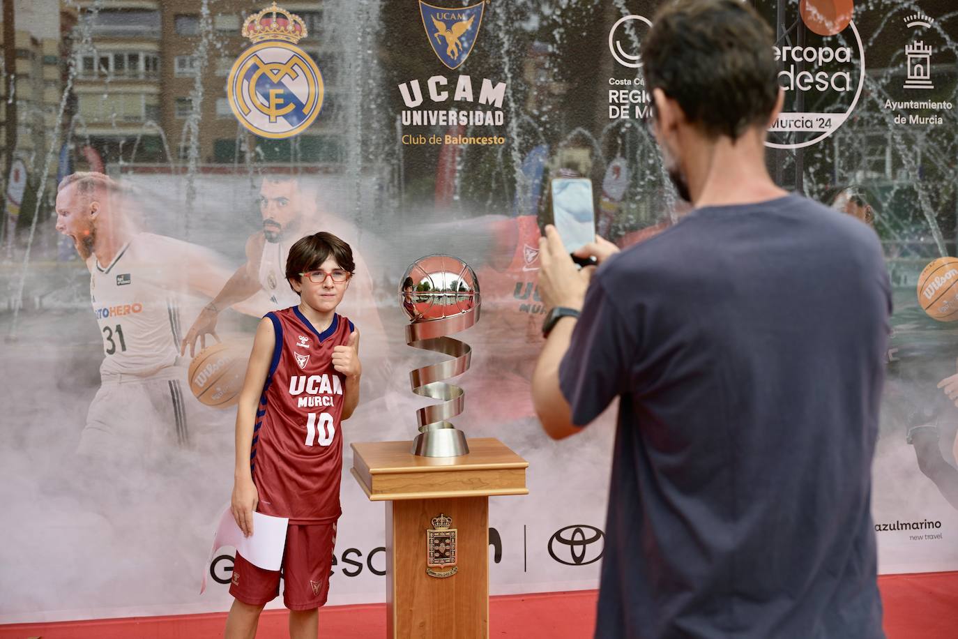 La lluvia matinal da un respiro y no impide que jóvenes y familias se &#039;empapen&#039; de baloncesto en Murcia