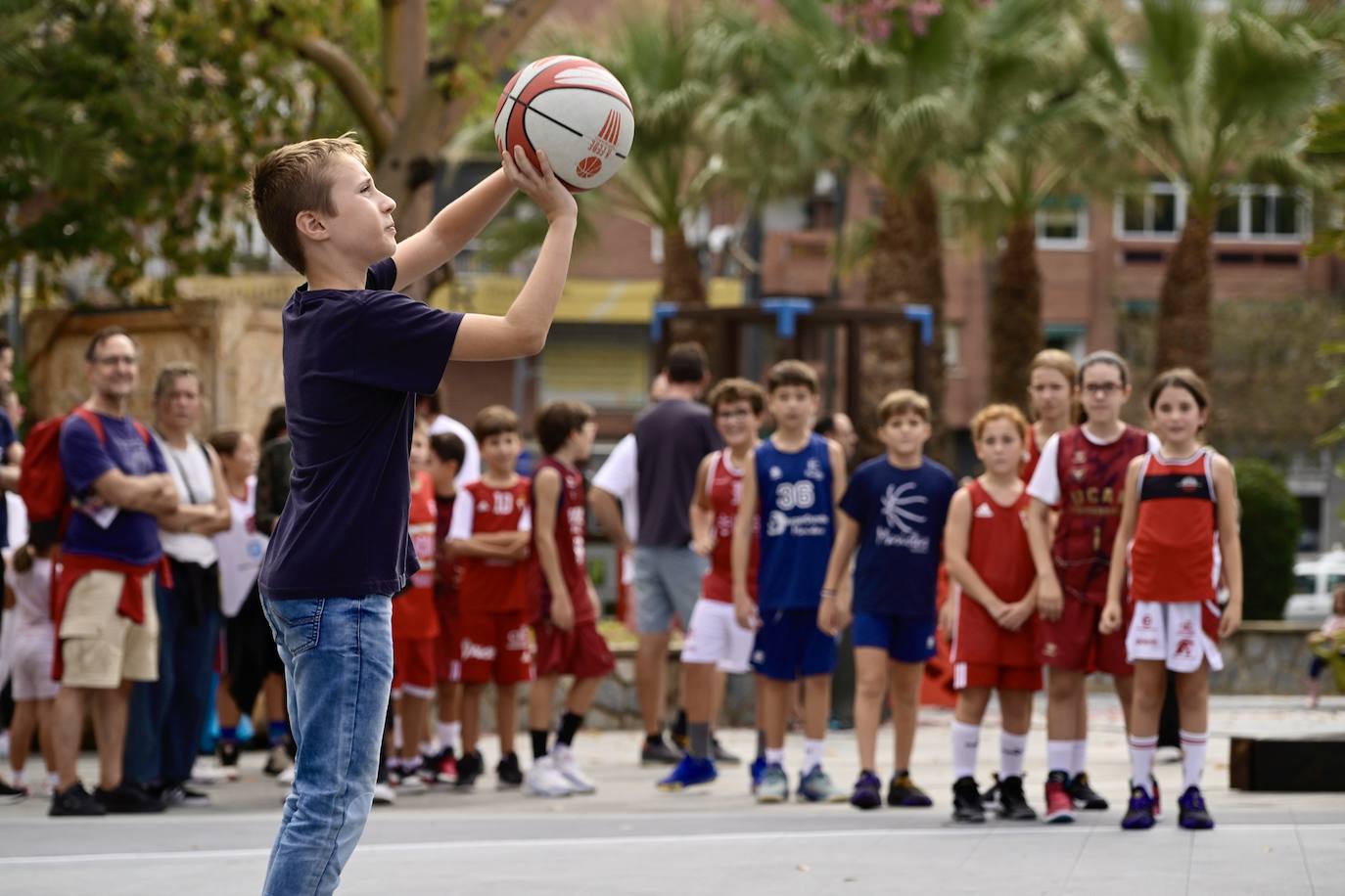 La lluvia matinal da un respiro y no impide que jóvenes y familias se &#039;empapen&#039; de baloncesto en Murcia