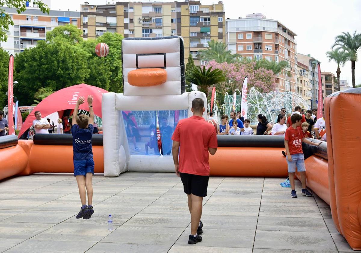 La lluvia matinal da un respiro y no impide que jóvenes y familias se &#039;empapen&#039; de baloncesto en Murcia