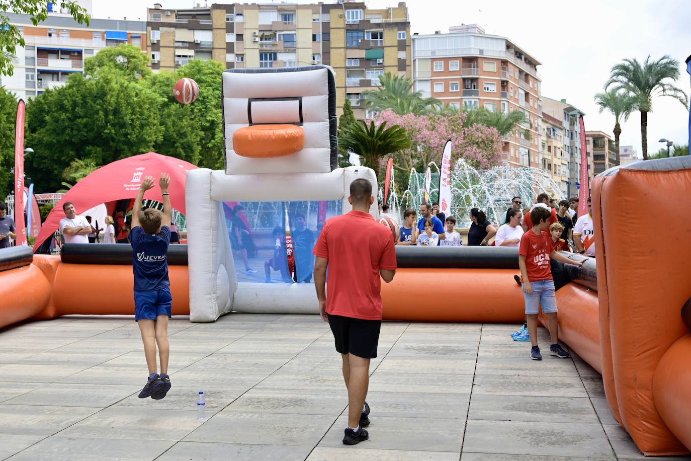 La lluvia matinal da un respiro y no impide que jóvenes y familias se &#039;empapen&#039; de baloncesto en Murcia