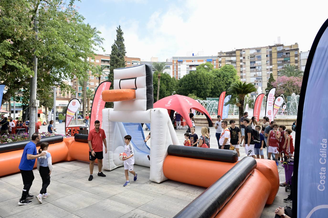 La lluvia matinal da un respiro y no impide que jóvenes y familias se &#039;empapen&#039; de baloncesto en Murcia