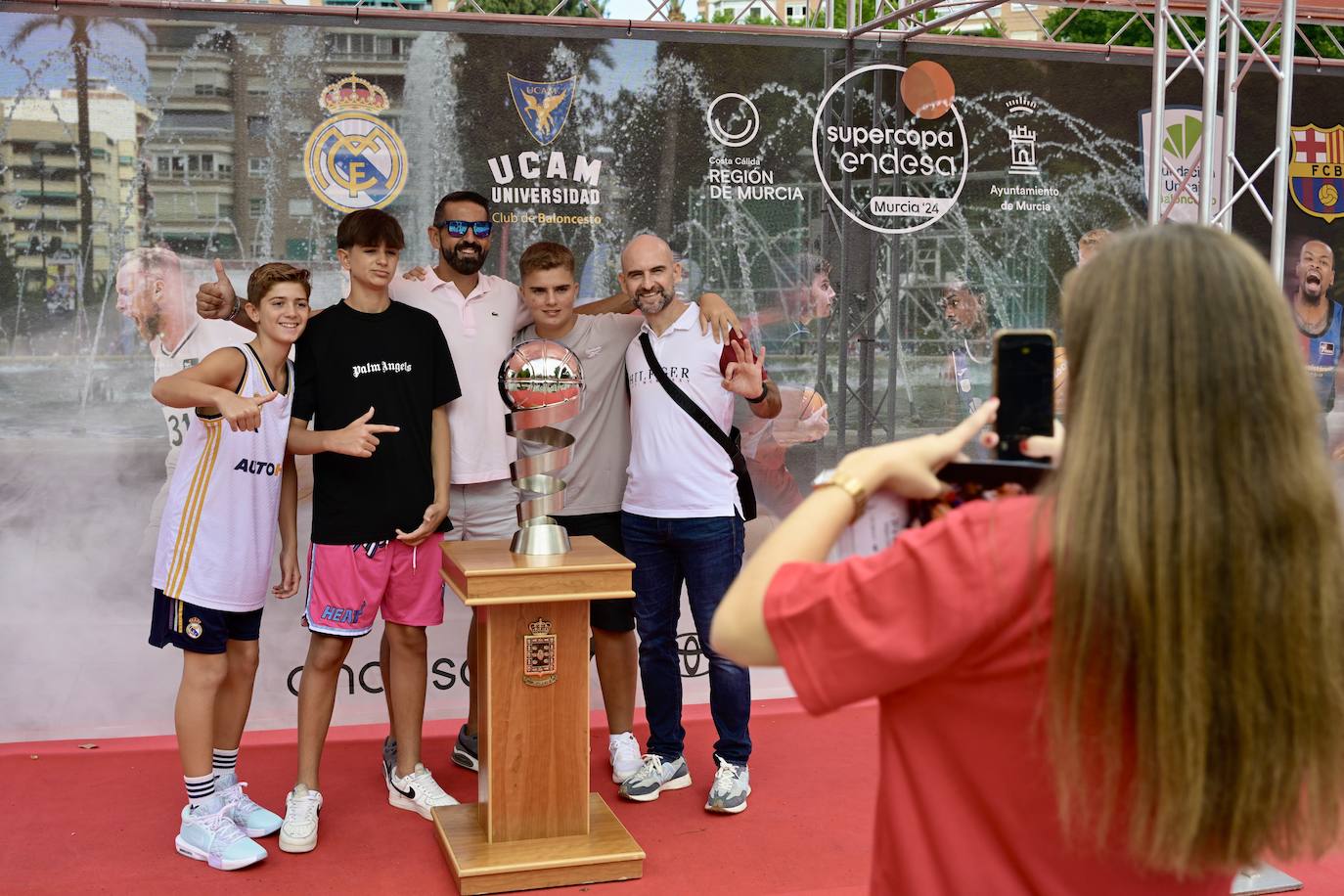 La lluvia matinal da un respiro y no impide que jóvenes y familias se &#039;empapen&#039; de baloncesto en Murcia