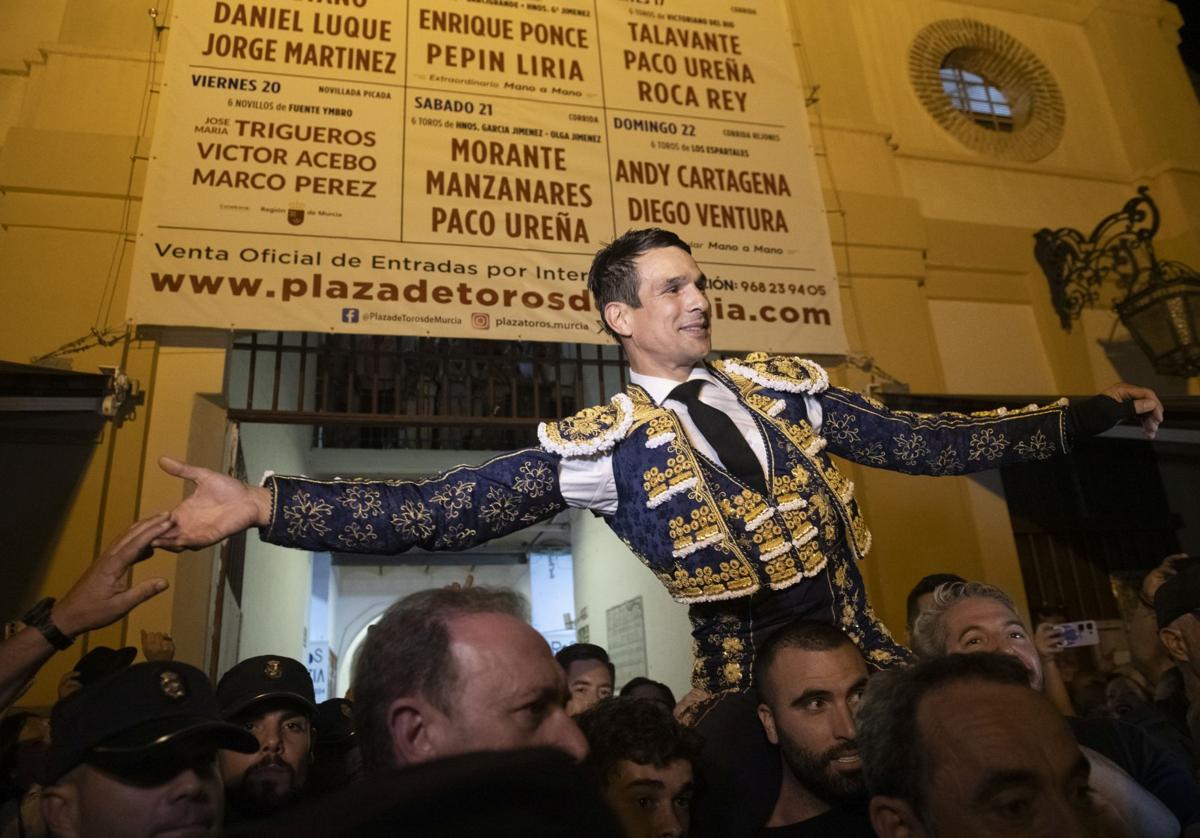 Manzanares sale a hombros de la plaza de toros de Murcia.