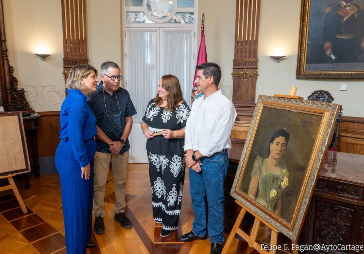 Arroyo habla con Isaac Peral Delgado, junto al retrato de la esposa del inventor.