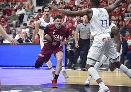 Kurucs intenta penetrar a canasta en el tercer partido de la semifinal de la Liga Endesa que midió a UCAM y Unicaja la pasada temporada.