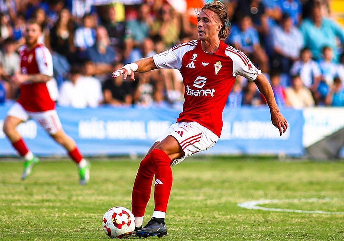 Pedro Benito controla un balón en un partido del Real Murcia esta temporada.