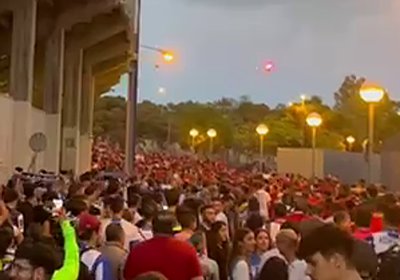 Lanzamiento de una bengala junto al estadio Rico Pérez, este sábado.
