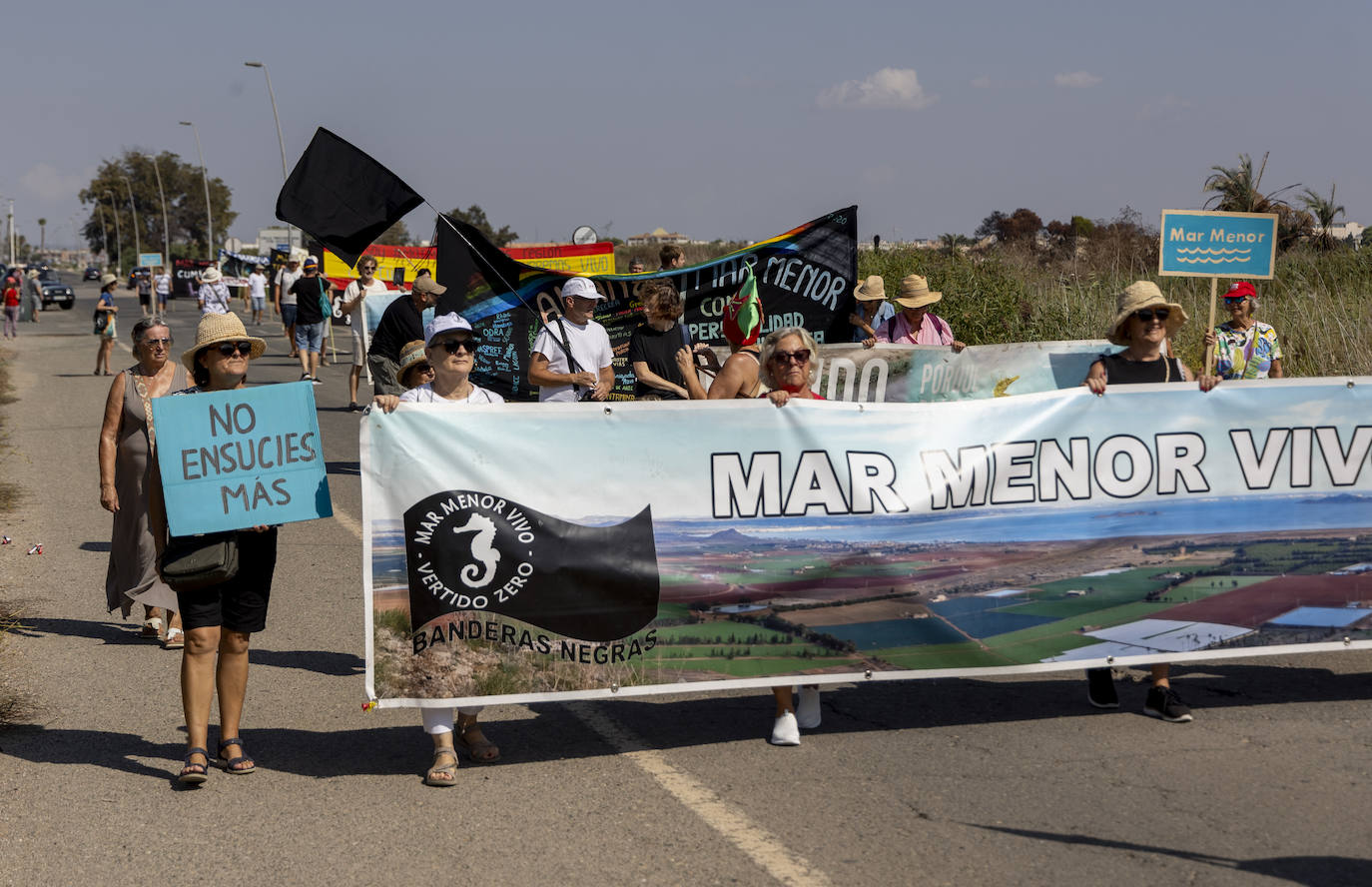La manifestación en la Rambla del Albujón por el Mar Menor, en imágenes