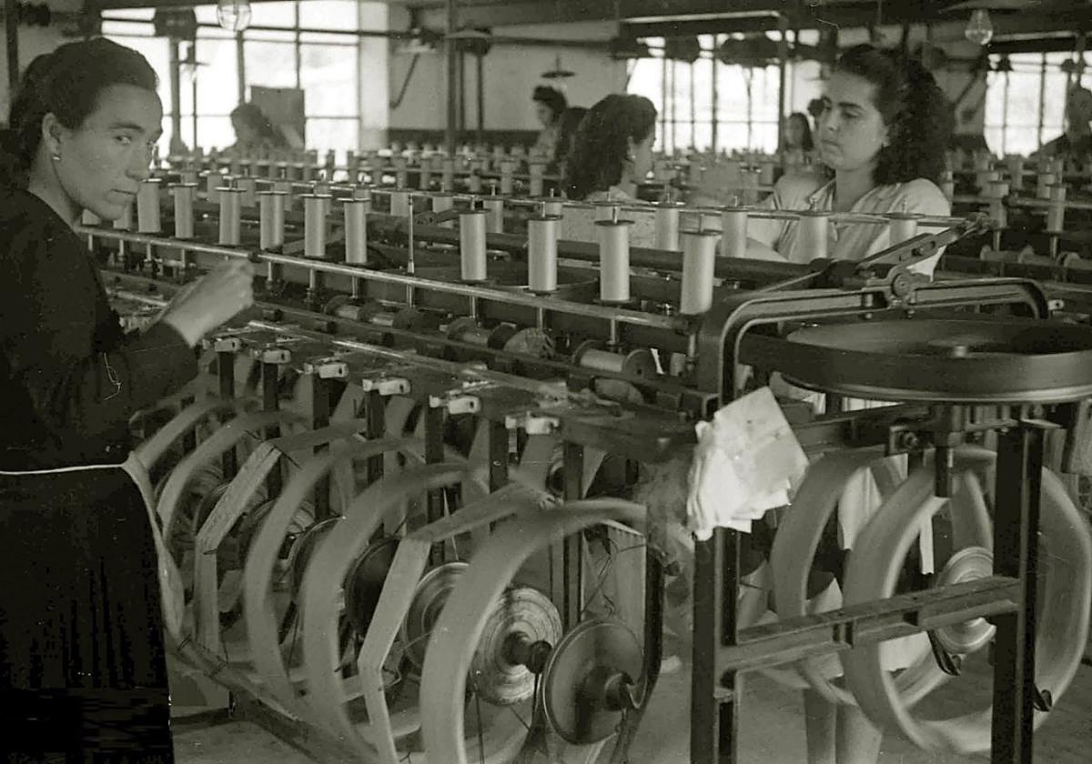 Mujeres. Instantánea de varias operarias de una fábrica de la seda de Orihuela, similar a las establecidas en Murcia a comienzos del siglo XX y conservada en el Fondo Felipe González Marín.