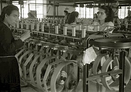 Mujeres. Instantánea de varias operarias de una fábrica de la seda de Orihuela, similar a las establecidas en Murcia a comienzos del siglo XX y conservada en el Fondo Felipe González Marín.