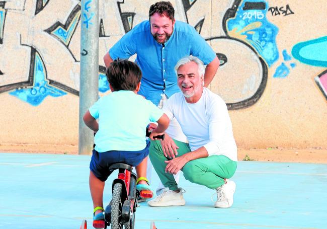 Carlos Campos y Luis Alzate juegan en un parque de Torre Pacheco junto al pequeño Miguel Ángel, a quien acogieron siendo bebé.