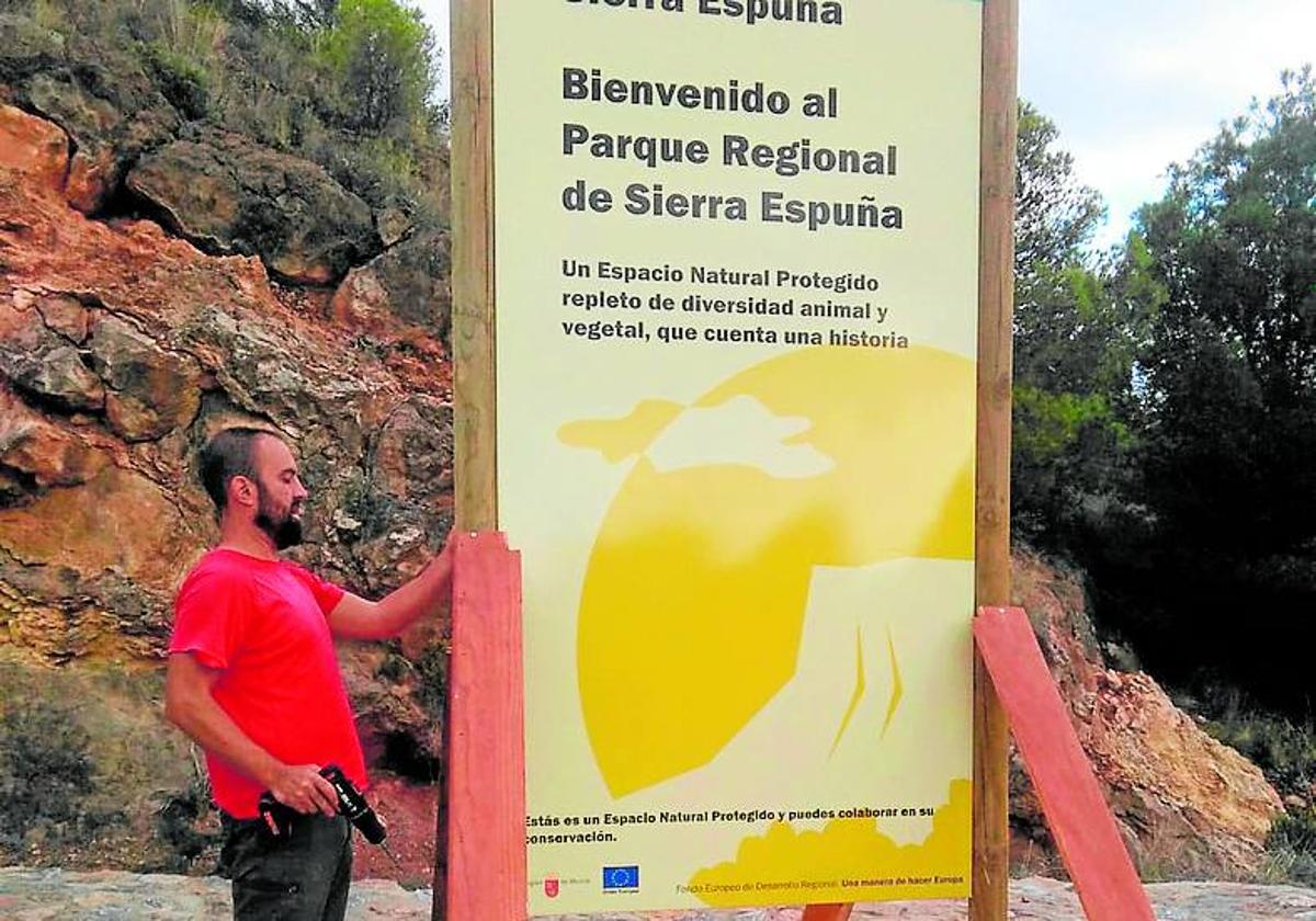 Un operario instala uno de los nuevos paneles en Sierra Espuña.