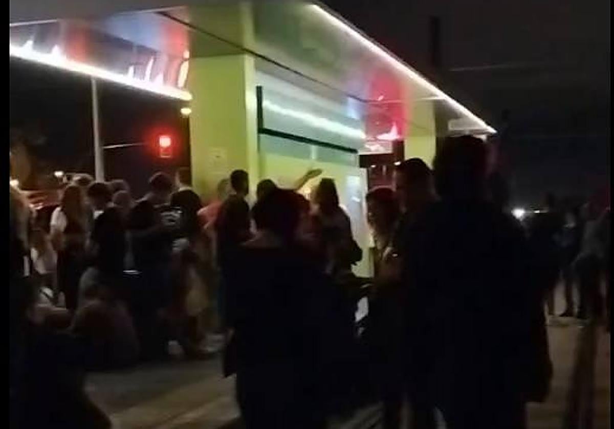 Asistentes al concierto esperan la llegada del Tranvía para volver a casa.
