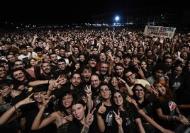 Asistentes al conciertos de Robe, en el espacio de Nueva Condomina, el pasado sábado.