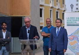 Diego Avilés, Antonio Navarro, Juan Jesús Sánchez y Jesús Pacheco, este lunes, durante la presentación de la Semana de la Huerta, en la terraza del centro cultural Molinos del Río.