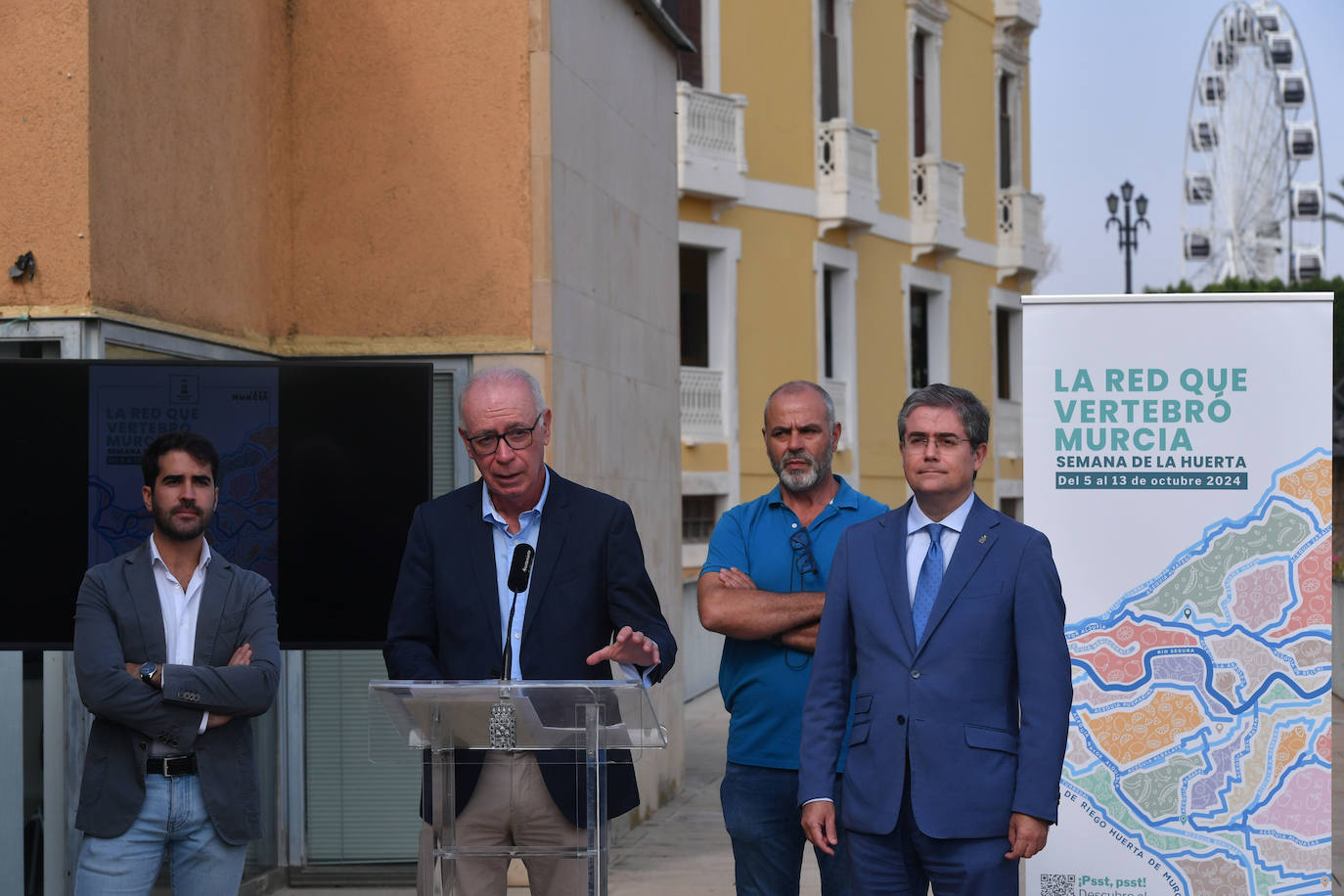 Diego Avilés, Antonio Navarro, Juan Jesús Sánchez y Jesús Pacheco, este lunes, durante la presentación de la Semana de la Huerta, en la terraza del centro cultural Molinos del Río.