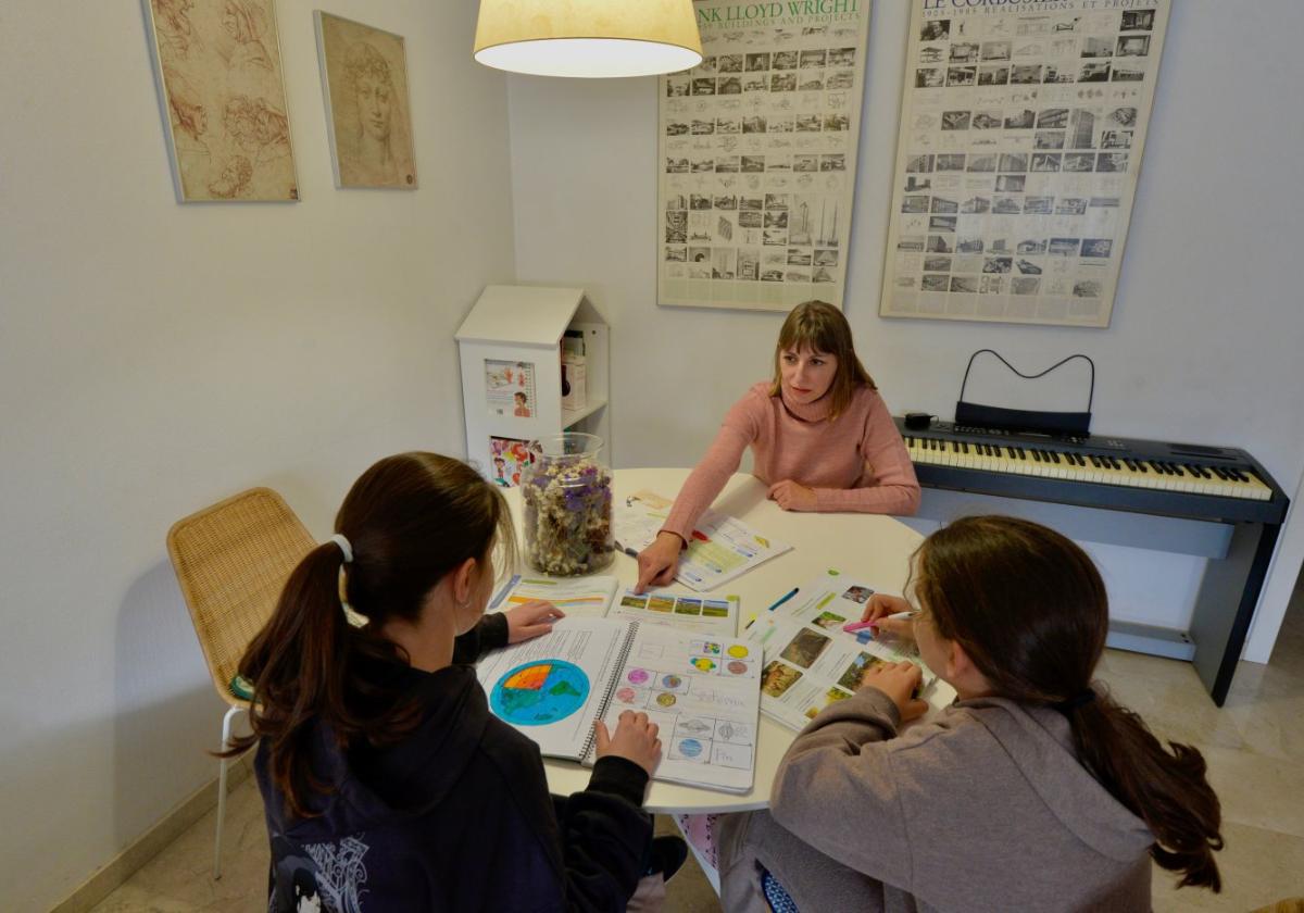 Ana Fiore, cabeza de familia monoparental y delegada en la Región de Murcia de la Asociación de Madres Solteras por Elección, con sus dos hijas.