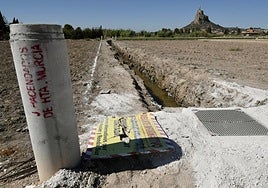 Tramo de la landrona del Pino, en La Cueva de Monteagudo, desentubado por orden judicial; al fondo, el Cristo.
