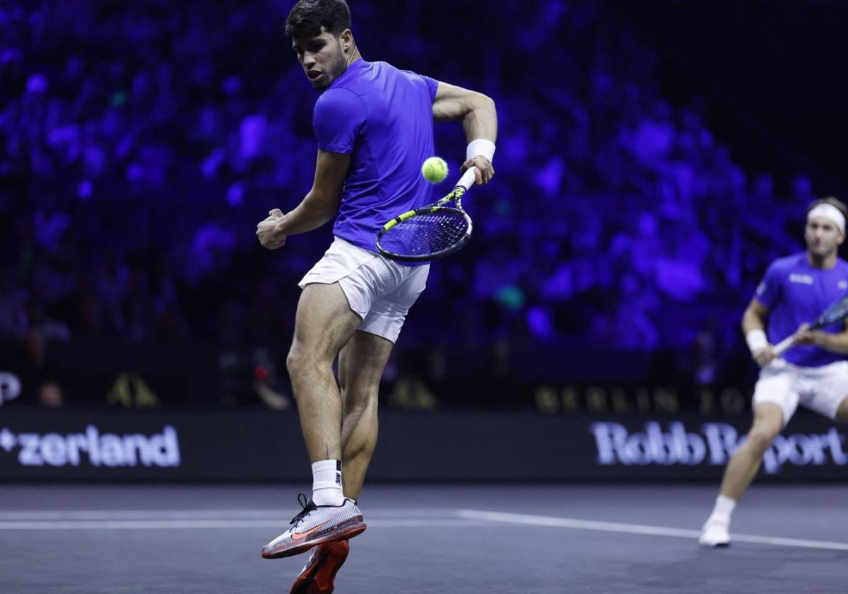 Genialidad de Carlos Alcaraz en el partido de dobles que disputó ayer junto a Casper Ruud, el primero de los dos que ganó en la última y decisiva jornada de la Laver Cup.