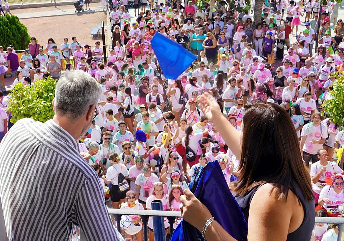 Los pregoneros lanzan obsequios al publico presente, ayer.