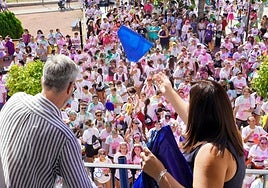 Los pregoneros lanzan obsequios al publico presente, ayer.