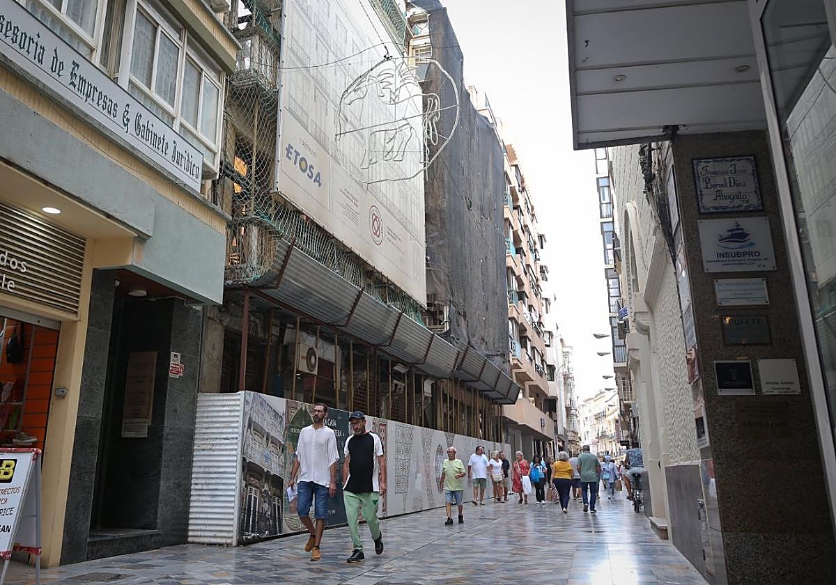 Vista frontal de la Casa Llagostera, en plena calle Mayor de Cartagena, por la que pasean varios grupos de vecinos y turistas.