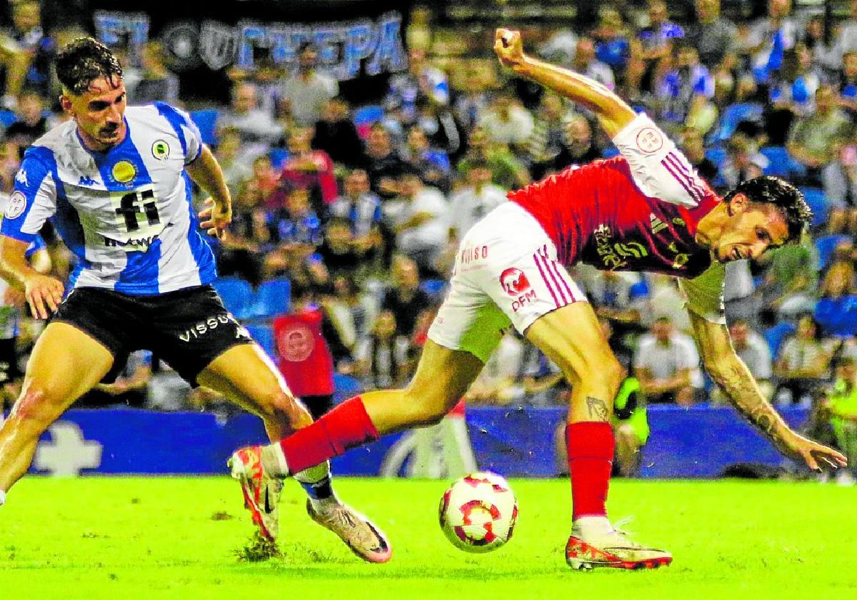 Andrés López Carmona, futbolista grana, intenta marcharse de Soldevila, del Hércules, en el partido del pasado sábado en el Rico Pérez.