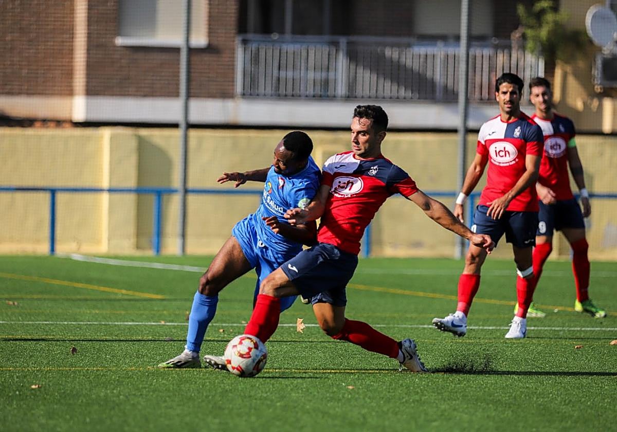 Jugadores de El Palmar y el Bala Azul disputan un balón durante el partido de ayer.