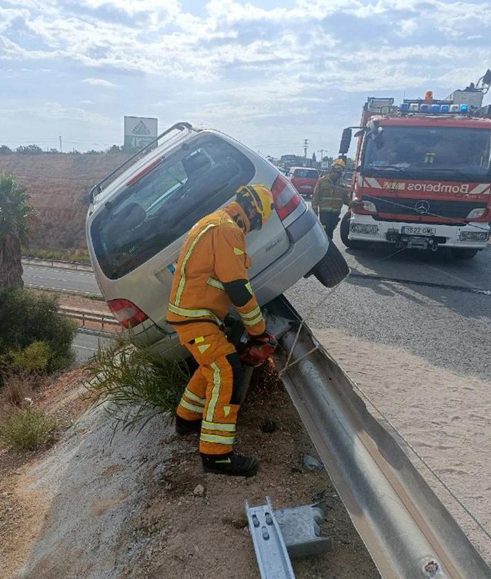 Imagen secundaria 2 - Trabajos de retirada del coche siniestrado.
