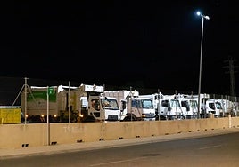 Camiones de basura de Orihuela, aparcados en una campa del polígono industrial Puente Alto.