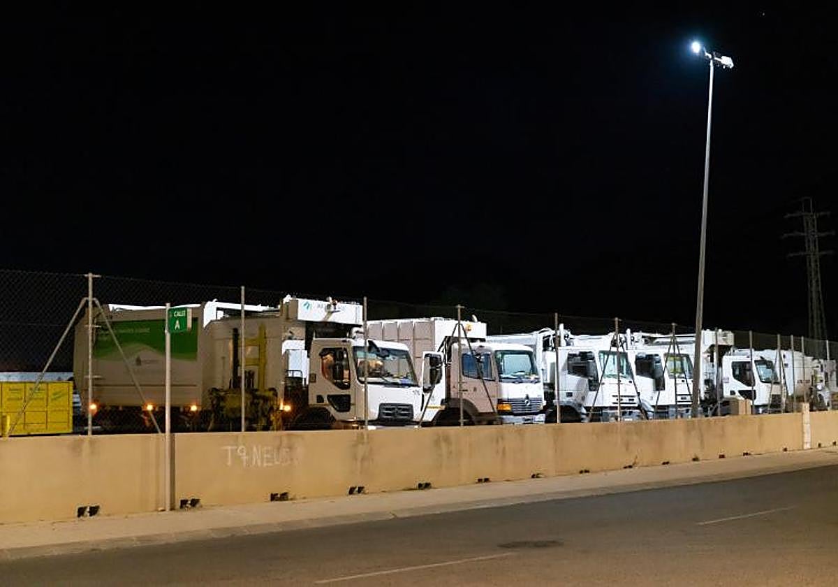 Camiones de basura de Orihuela, aparcados en una campa del polígono industrial Puente Alto.