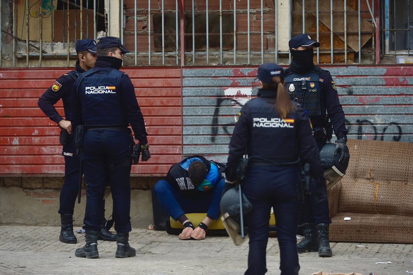 Agentes de la Policía Nacional custodian a un detenido, durante una intervención en Murcia. La fotografía es de archivo.