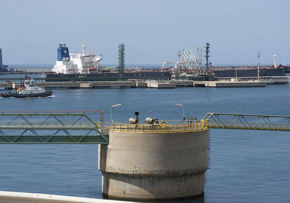 Un petrolero, durante una operación de descarga en la prolongación del muelle de Escombreras.