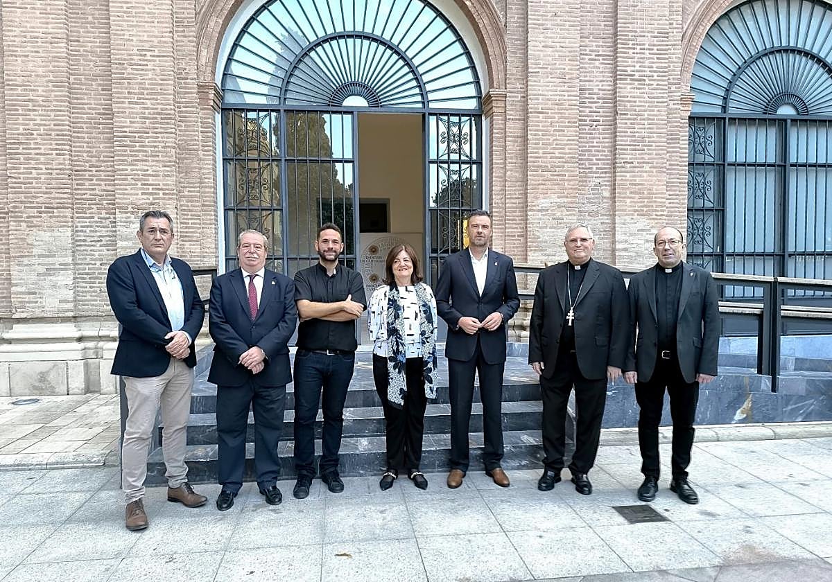 Foto de familia tras la presentación de las jornadas de peregrinación.