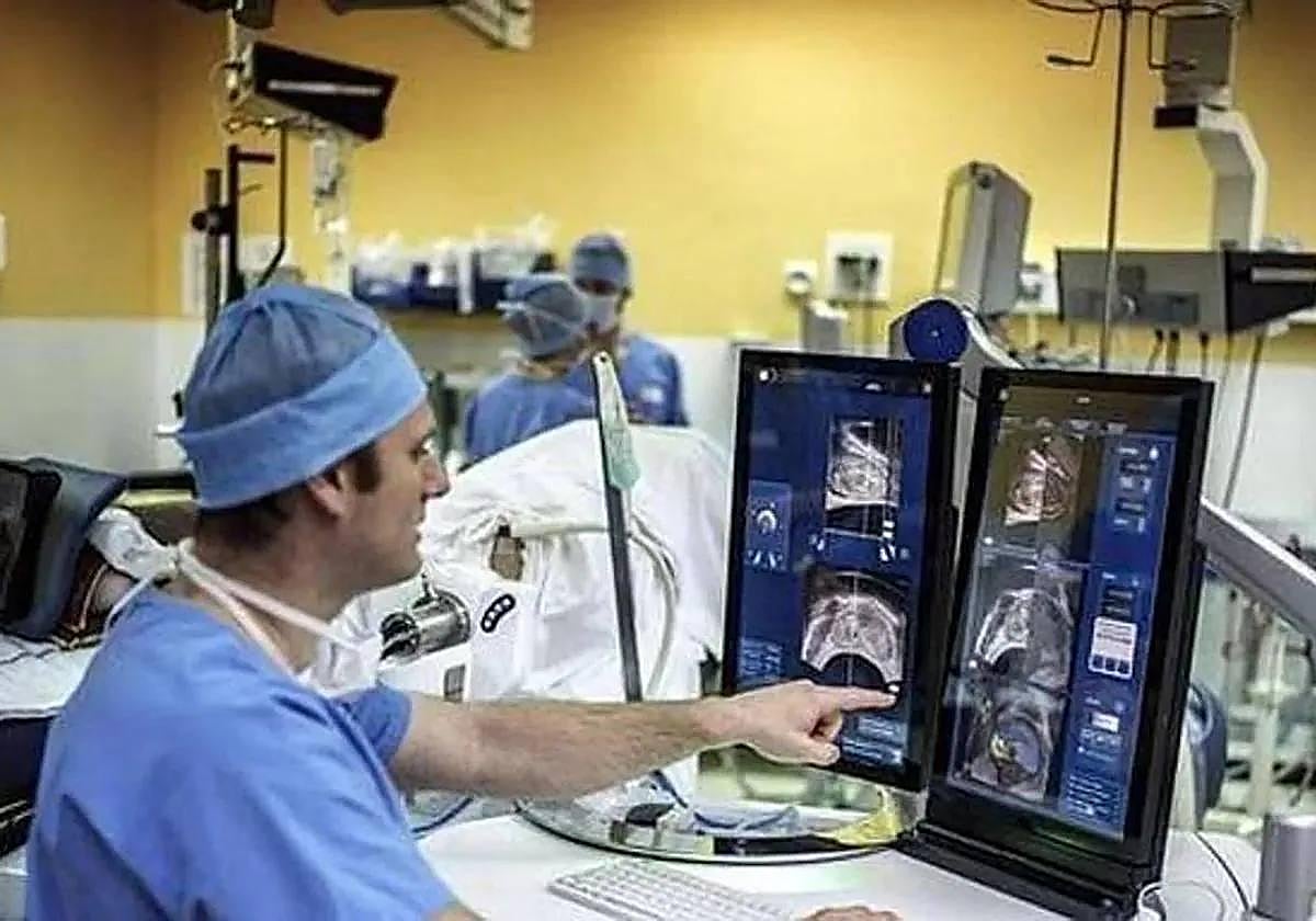 Un cirujano antes de una operación para sustraer un tumor de próstata, en una imagen de archivo.