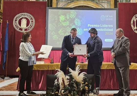 La presidenta de la UCAM, María Dolores García, y el presidente de la Región de Murcia, Fernando López Miras, entregan el premio Líderes en Sostenibilidad al presidente de Hefame, Enrique Ayuso.