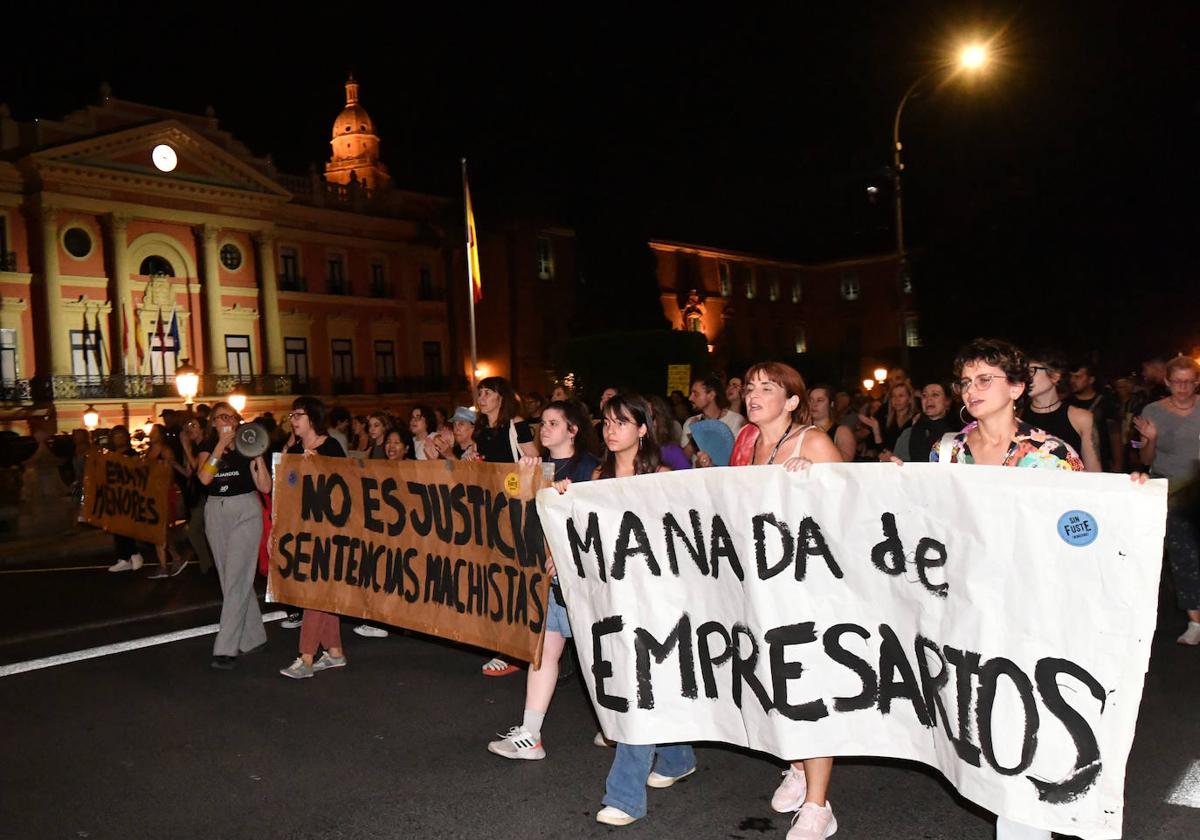 Las imágenes de la protesta en Murcia contra las penas a los empresarios de la red de prostitución de menores