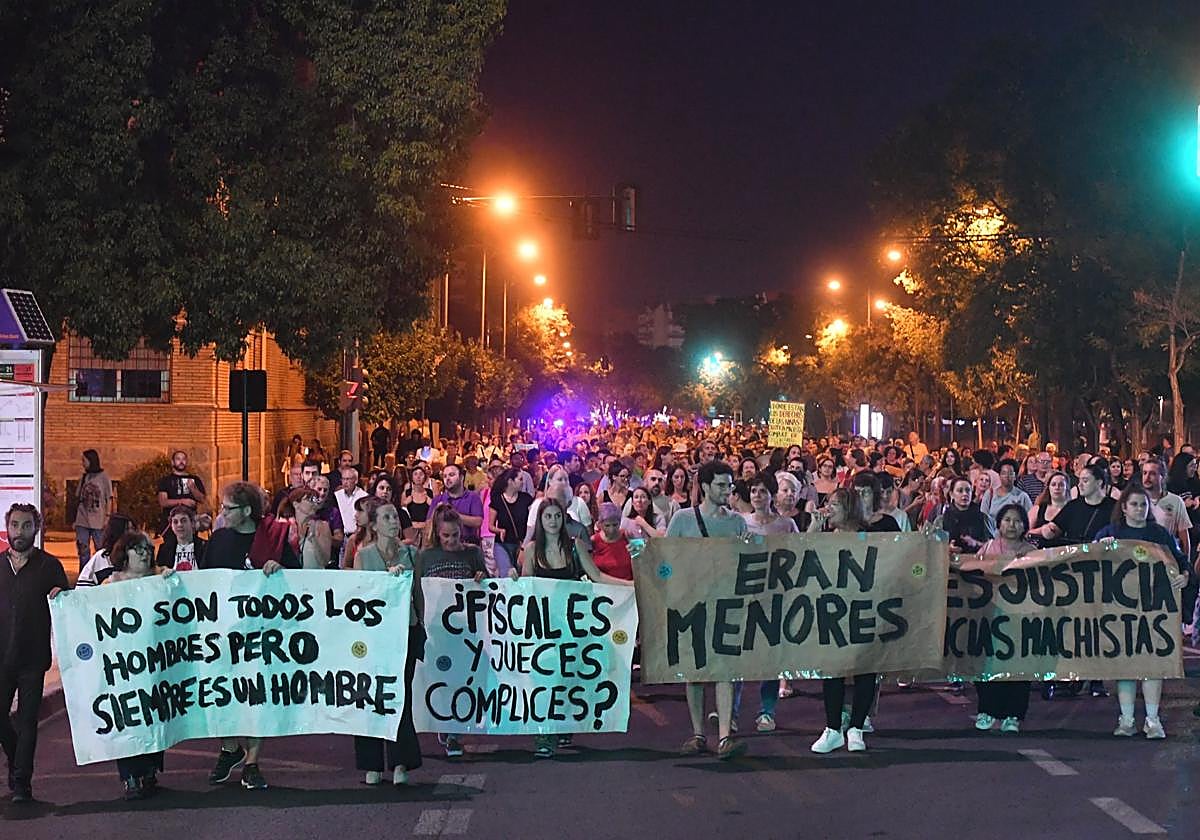 Manifestación tras la concentración en el Palacio de Justicia de Murcia para protestar por las condenas a los empresarios de la red de prostitución de menores.