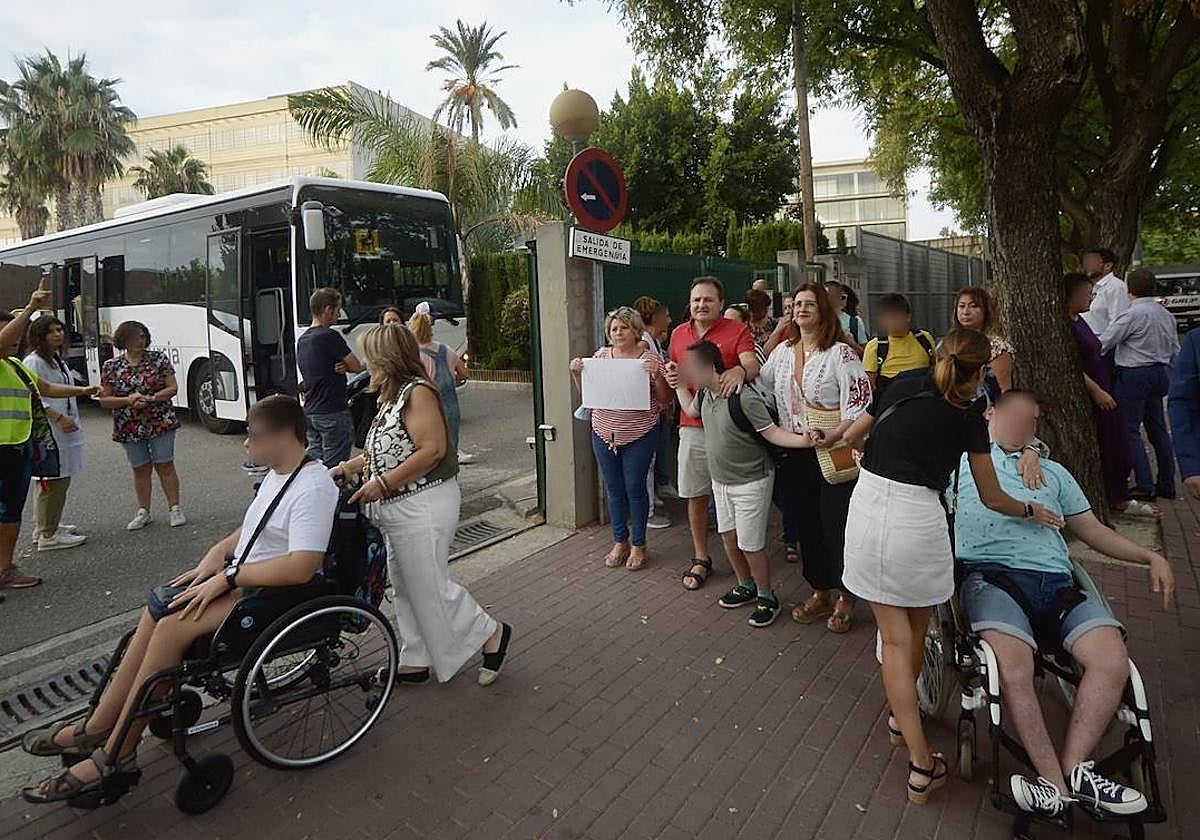 Padres del colegio Cristo de la Misericordia llevando a sus hijos al centro por la falta de transporte, el pasado curso.