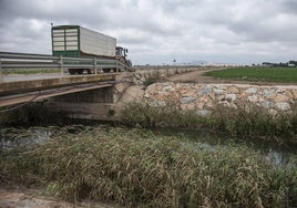 La rambla del Albujón a su paso por la depuradora de Torre Pacheco. Este canal sirve de aliviadero para los desbordamientos de la planta.