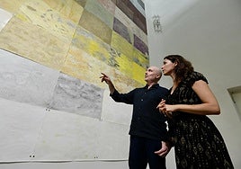 Pedro Medina y Rosell Meseguer, comisario y artista de la exposición 'Tierra en blanco', en Verónicas.