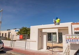 Un obrero remataba, este miércoles, el arco principal de acceso a las nuevas instalaciones de Adiem.