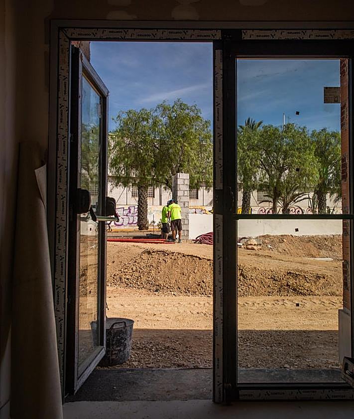 Imagen secundaria 2 - Los obreros, este miércoles, enfangadas en enlucir las paredes exteriores e interiores.