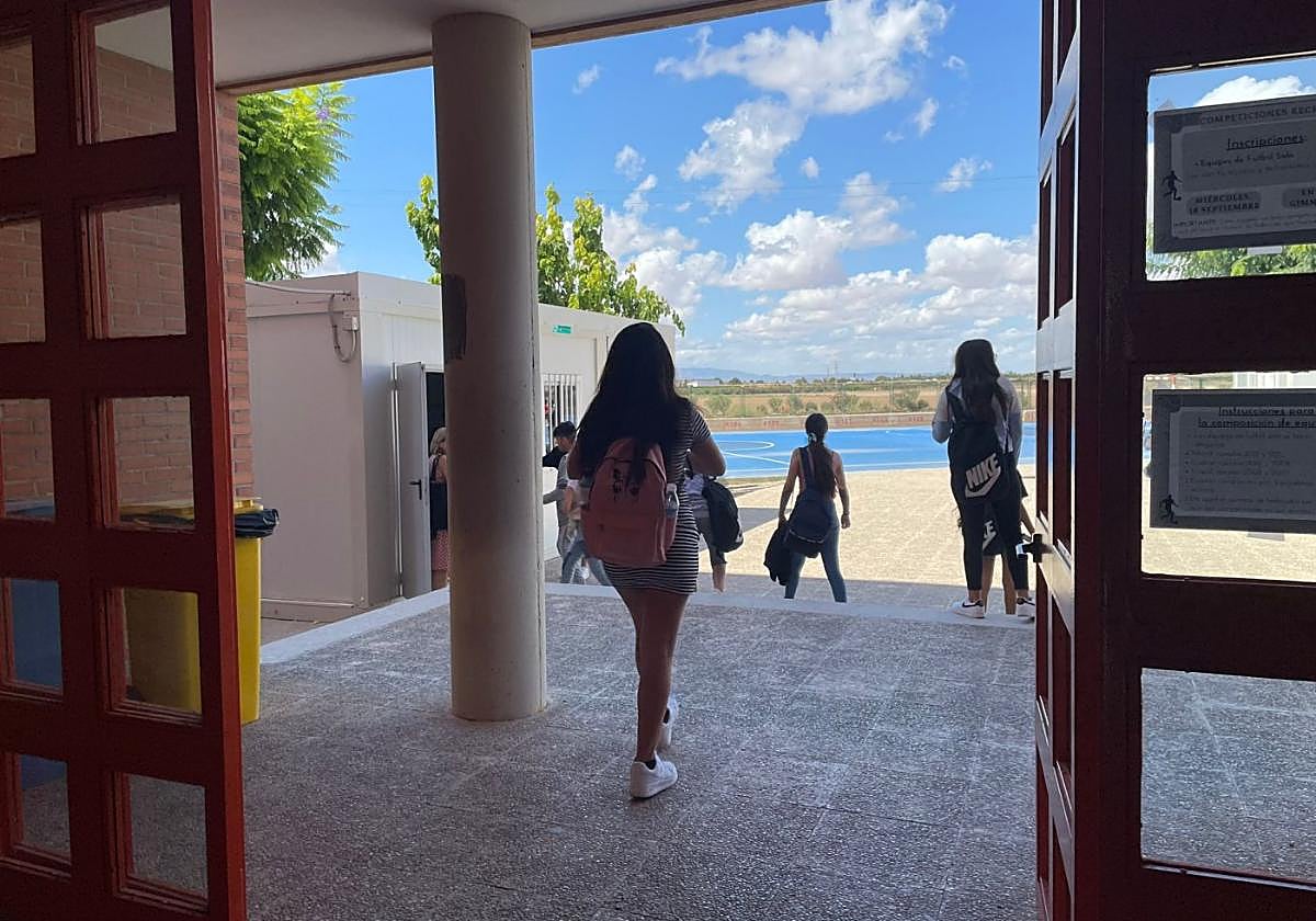 Alumnos del IES Antonio Menárguez Costa entran a uno de los barracones.