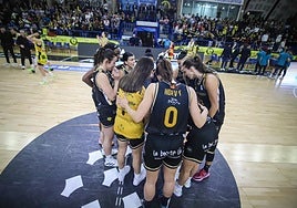 Corrillo del Hozono Jairis después del último partido en el Fausto de la temporada pasada.