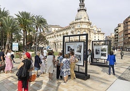 Bienvenida a Cartagena. Los seis expositores, con casi una treintena de imágenes, reciben a quienes acceden a la ciudad por su puerto.