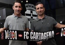 Jandro Castro (d) y su segundo, Pablo Redondo, este miércoles tras llegar a Cartagena.