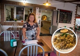 Laura Arévalo prepara una de las mesas en la terraza del restaurante.