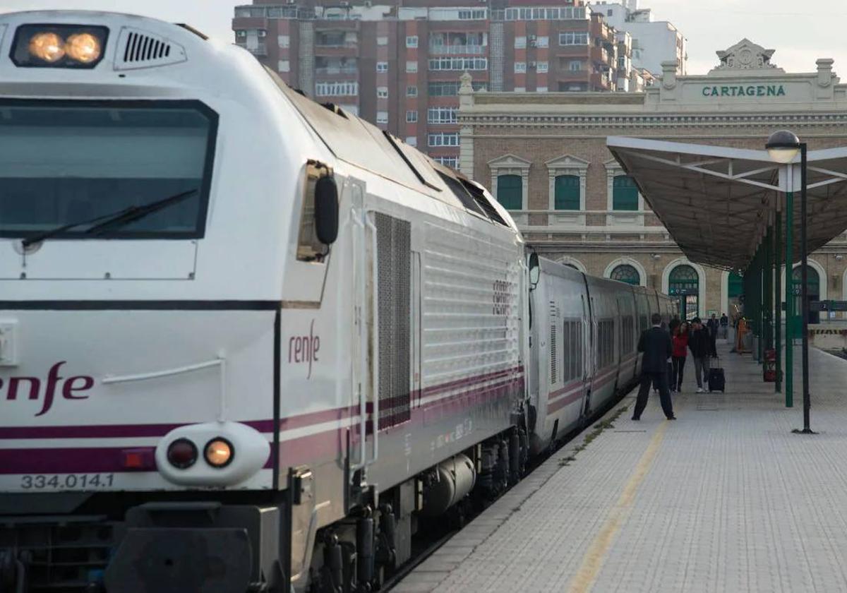 Un tren parte de la estación de Cartagena, en una fotografía de archivo.